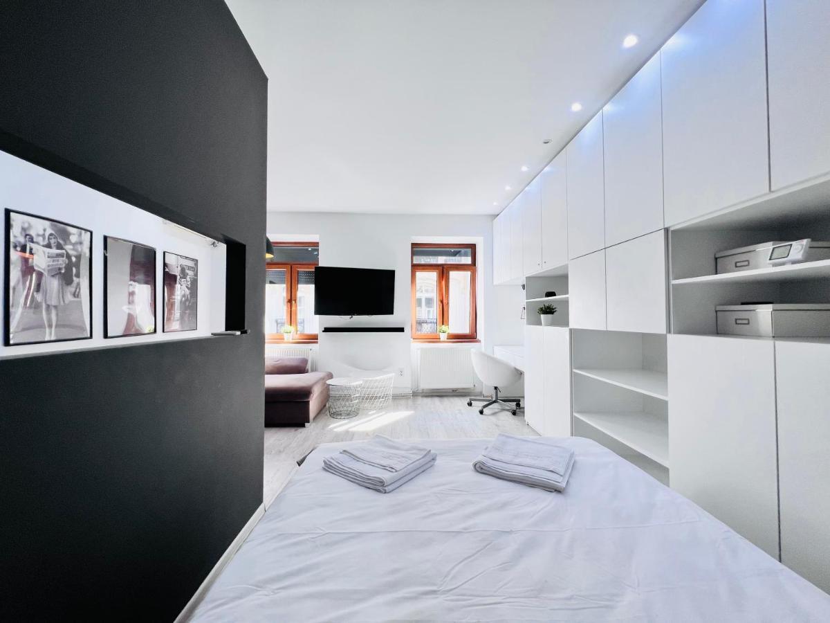 Historical 1r Near Square Apartment Bucharest