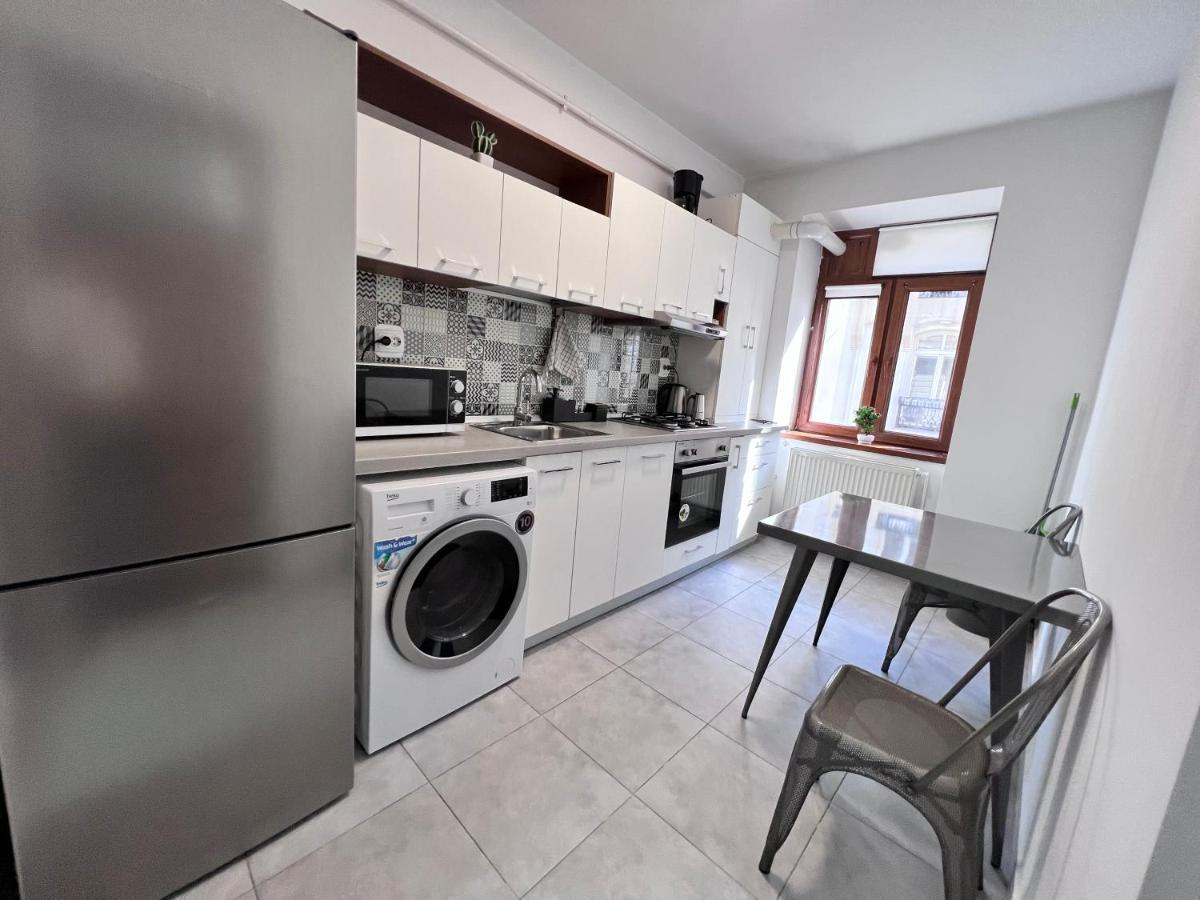Historical 1r Near Square Apartment