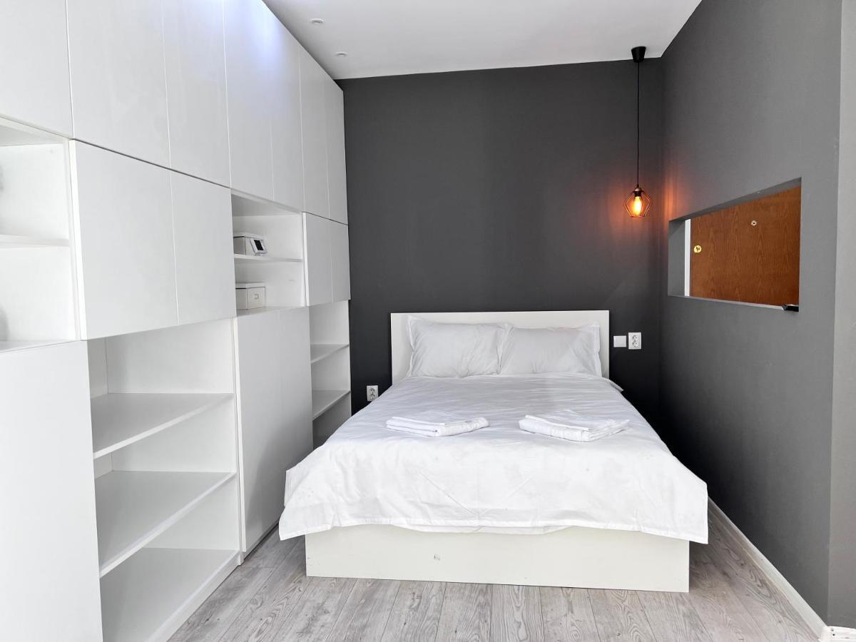 Historical 1r Near Square * Bucharest